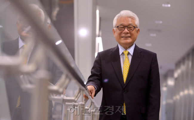 홍철 주거복지포럼 이사장.<br />이상섭 babtong@heraldcorp.com
홍철 주거복지포럼 이사장.
이상섭 babtong@heraldcorp.com