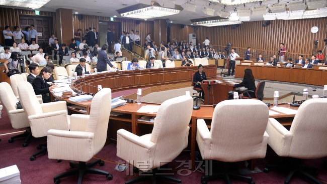 2일오후 국회에서 열린 국회(임시회)  세월호침몰사고의 진상규명을위한 국정조사특별위원회 해양경찰청 기관보고가 속개되지 못하고 있다. 새누리당 조원진 간사는  오전  새정치민주연합 김광진의원의  "당시 청와대에서 지속적으로 영상을 보내라고 요구한다"며 "대통령이 요구하니 그것부터 하라. 대통령이 그런 것을 좋아한다"고 말한 발언에 대해  강하게 반발하며 "대통령이 영상을 좋아한다는 말이 녹취록 어디에 나와있느냐"며 "전혀 없는 사실을 있는 것처럼 말했다. 고 주장했다. 이에 새누리당은 김광진 의원이 특위 의원직에서 물러날 때까지는 해양경찰청 기관보고를 잠정 중단하겠다고 밝혔다.<br /><br />이길동기자.gdlee@heraldcorp.com
2일오후 국회에서 열린 국회(임시회)  세월호침몰사고의 진상규명을위한 국정조사특별위원회 해양경찰청 기관보고가 속개되지 못하고 있다. 새누리당 조원진 간사는  오전  새정치민주연합 김광진의원의  "당시 청와대에서 지속적으로 영상을 보내라고 요구한다"며 "대통령이 요구하니 그것부터 하라. 대통령이 그런 것을 좋아한다"고 말한 발언에 대해  강하게 반발하며 "대통령이 영상을 좋아한다는 말이 녹취록 어디에 나와있느냐"며 "전혀 없는 사실을 있는 것처럼 말했다. 고 주장했다. 이에 새누리당은 김광진 의원이 특위 의원직에서 물러날 때까지는 해양경찰청 기관보고를 잠정 중단하겠다고 밝혔다.
이길동기자.gdlee@heraldcorp.com