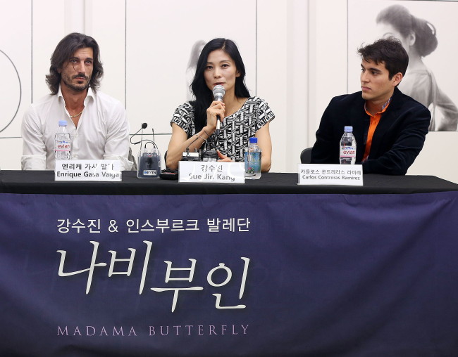 From left: “Madama Butterfly” artistic director and choreographer Enrique Gasa Valga and principal dancers Kang Sue-jin and Carlos Contreras Ramirez speak at a press conference held at the Gallery Mano in Seocho-gu, Seoul, on Wednesday. (Yonhap)
