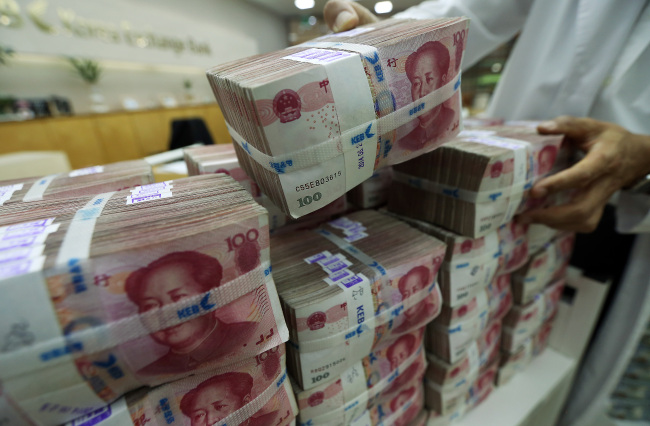 An official at Korea Exchange Bank moves Chinese 100 yuan notes.  9Yonhap)