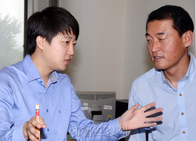 3일 오전 국회에서 열린 새누리를 바꾸는 혁신위원회 2차회의서 이준석 위원장이 황영철의원과 대화를 하고 있다.이길동기자.gdlee@heraldcorp.com
3일 오전 국회에서 열린 새누리를 바꾸는 혁신위원회 2차회의서 이준석 위원장이 황영철의원과 대화를 하고 있다.이길동기자.gdlee@heraldcorp.com