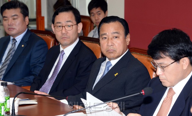 이완구새누리당 비상대책위원장겸 원내대표가 3일 오전 국회에서 열린 비상대책위원회의에  참석해 회의를 주재 하고 있다.이길동기자.gdlee@heraldcorp.com
이완구새누리당 비상대책위원장겸 원내대표가 3일 오전 국회에서 열린 비상대책위원회의에  참석해 회의를 주재 하고 있다.이길동기자.gdlee@heraldcorp.com