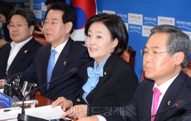 박영선새정치민주연합 원내대표가 3일 오전 국회에서 열린 정책조정회의에 참석해 회의를 주재 하고 있다.이길동기자.gdlee@heraldcorp.com
박영선새정치민주연합 원내대표가 3일 오전 국회에서 열린 정책조정회의에 참석해 회의를 주재 하고 있다.이길동기자.gdlee@heraldcorp.com