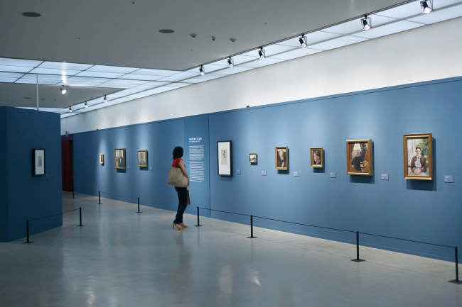 A visitor browses the Edvard Munch exhibition at the Seoul Arts Center.
