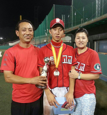 Teenage shortstop Park Hyo-joon and his parents   Yonhap