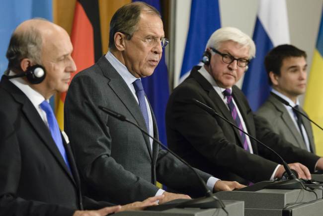 (Left to right) French Foreign Minister Laurent Fabius, Russian Foreign Minister Sergei Lavrov, German Foreign Minister Frank-Walter Steinmeier and Ukrainian Foreign Minister Pavlo Klimkin address a joint press conference after talks at the Federal Foreign Office in Berlin on Wednesday.     AFP-Yonhap