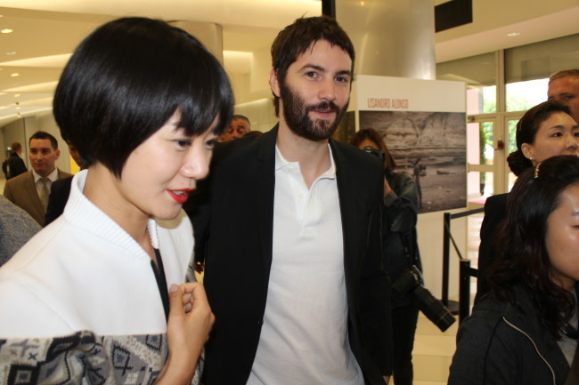 Bae Doo-na (left), the star of filmmaker July Jung’s “A Girl at My Door,” and Jim Sturgess walk together at the 2014 Cannes International Film Festival on Monday. (Yonhap)