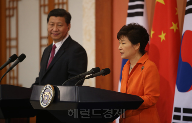 3일 박근혜 대통령과 시진핑 중국 국가주석이 정상회담을 마친 뒤 공동기자회견을 하고 있다. .박현구 기자phko@
지난 3일 박근혜 대통령과 시진핑 중 주석이 정상회담을 마친 뒤 공동기자회견을 하고 있다.  박현구 기자/phko@