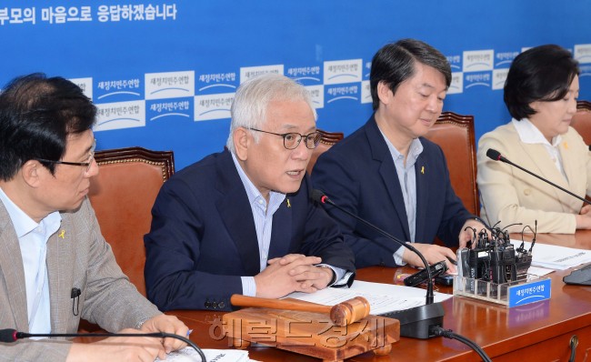 김한길 새정치민주연합 공동대표가 4일 오전 국회에서 열린 최고위원회의에서 모두발언을 하고 있다.이길동기자.gdlee@heraldcorp.com
김한길 새정치민주연합 공동대표가 4일 오전 국회에서 열린 최고위원회의에서 모두발언을 하고 있다.이길동기자.gdlee@heraldcorp.com
