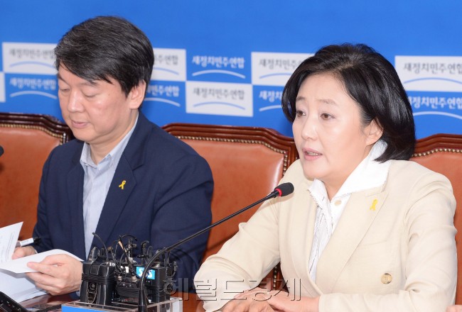 박영선 새정치민주연합 원내대표가 4일 오전 국회에서 열린 최고위원회의에서 모두발언을 하고 있다.이길동기자.gdlee@heraldcorp.com
박영선 새정치민주연합 원내대표가 4일 오전 국회에서 열린 최고위원회의에서 모두발언을 하고 있다.이길동기자.gdlee@heraldcorp.com