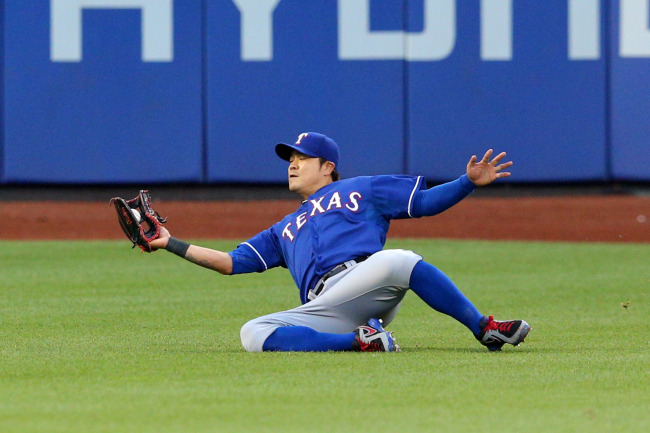 Texas Rangers left fielder Choo Shin-soo attempts a diving catch against the New York Mets in the third inning Saturday. The Korean went 0 for 5.   USA Today-Yonhap