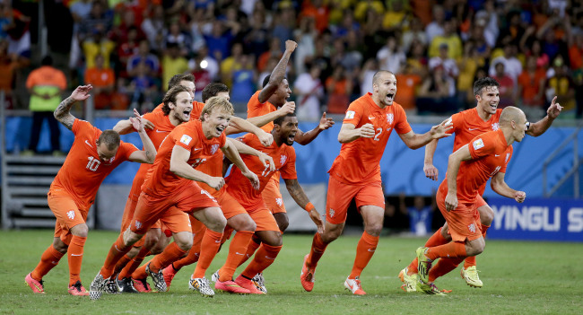 <YONHAP PHOTO-0110> The Dutch team celebrate after winning a penalty shoot out during the World Cup quarterfinal soccer match between the Netherlands and Costa Rica at the Arena Fonte Nova in Salvador, Brazil, Saturday, July 5, 2014. The Netherlands won 4-3 0n penalties after the match ended 0-0 after extra time. (AP Photo/Felipe Dana)/2014-07-06 08:25:47/ <저작권자 ⓒ 1980-2014 ㈜연합뉴스. 무단 전재 재배포 금지.>
The Dutch team celebrates after beating Costa Rica at the World Cup on Saturday.   AP-Yonhap