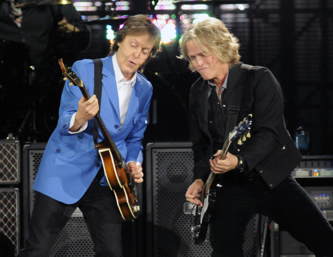 Paul McCartney (left) performs with band member Brian Ray during the “Out There” Tour at the Times Union Center in Albany, New York on Saturday.  AP-Yonhap