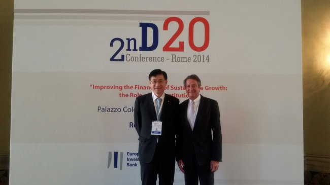 Korea Development Bank chairman Hong Ky-ttack (left) and Germany’s Kreditanstalt fur Wiederaufbau CEO Ulrich Schroder pose together at the D20 Club Roundtable event held in Rome, Italy, Friday.   Korea Development Bank