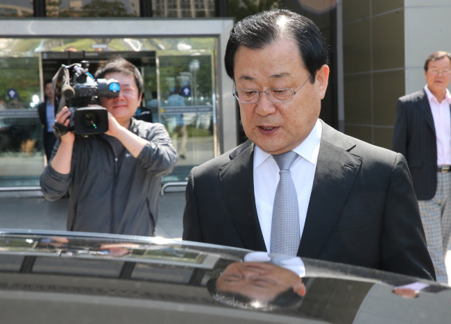 National Intelligence Service director nominee Lee Byung-kee gets on his car at the Incheon International Airport on June 15. (Yonhap)