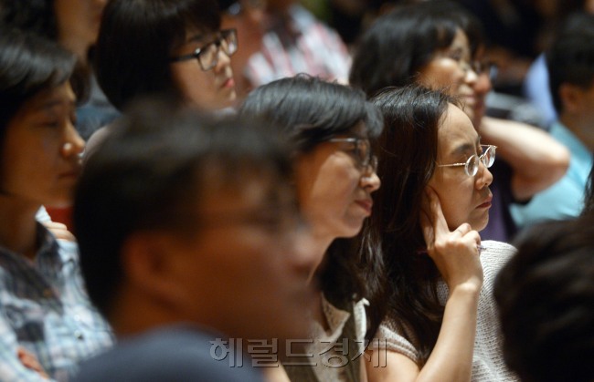 6일 성남시 야탑동 코리아디자인센터에서 분당 오르새학원 주최로 입시설명회가 열렸다. 설명회장을 찾은 학부모들이 2015대학입학 입시전형 변화와 과목별 학습 전략 등에 관한 강의를 듣고있다. <br />안훈 기자/rosedale@heraldcorp.com 140706
6일 성남시 야탑동 코리아디자인센터에서 분당 오르새학원 주최로 입시설명회가 열렸다. 설명회장을 찾은 학부모들이 2015대학입학 입시전형 변화와 과목별 학습 전략 등에 관한 강의를 듣고있다.
안훈 기자/rosedale@heraldcorp.com 140706
6일 성남시 야탑동 코리아디자인센터에서 분당 오르새학원 주최로 입시설명회가 열렸다. 설명회장을 찾은 학부모들이 2015대학입학 입시전형 변화와 과목별 학습 전략 등에 관한 강의를 듣고있다.
안훈 기자/rosedale@heraldcorp.com 140706