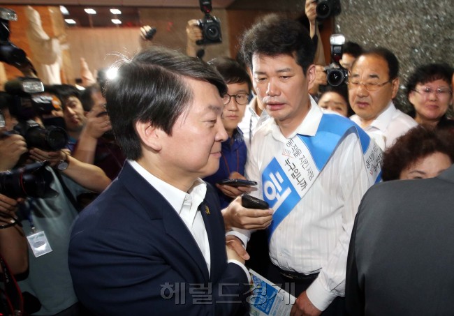 허동준 새정치민주연합 동작을 예비후보가 7일 오전 국회에서 열린  최고위원회의장 앞에서 안철수 공동대표에게 동작을 전략공천에 대해 항의 하고 있다.이길동기자.gdlee@heradcorp.com
허동준 새정치민주연합 동작을 예비후보가 7일 오전 국회에서 열린  최고위원회의장 앞에서 안철수 공동대표에게 동작을 전략공천에 대해 항의 하고 있다.이길동기자.gdlee@heradcorp.com