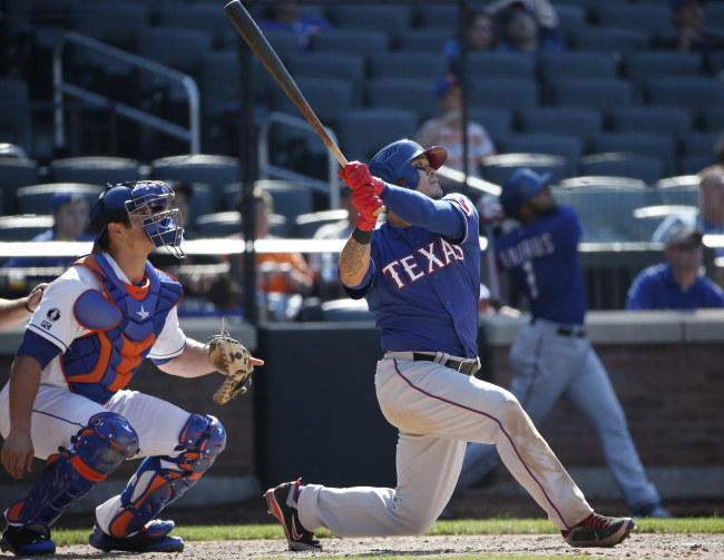 Texas Rangers outfielder Choo Shin-soo bats in the ninth inning on Sunday. The Korean went 1 for 5 with a double.   AP-Yonhap