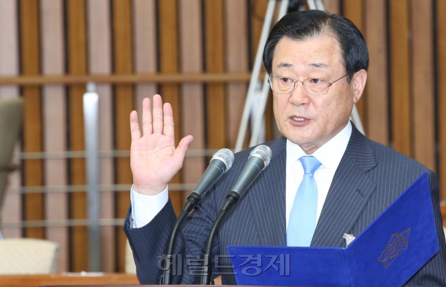 이병기 국정원장후보자가 7일 오전 국회에서 열린 국회 정보위원회 인사청문회에서  선서를 하고 있다.이길동기자.gdlee@heraldcorp.com
이병기 국정원장후보자가 7일 오전 국회에서 열린 국회 정보위원회 인사청문회에서  선서를 하고 있다.이길동기자.gdlee@heraldcorp.com