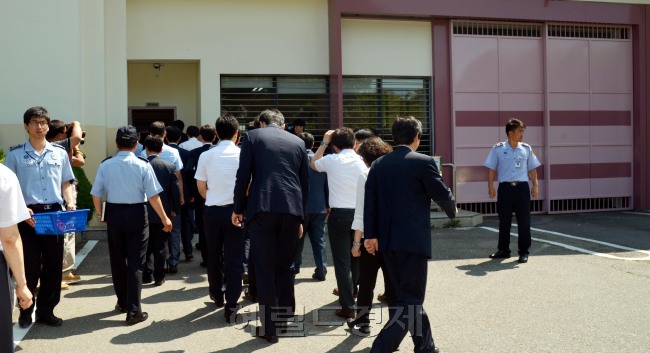 7일 오전 서울 중앙지법 판사들이 개원이래 처음으로 서울구치소를 방문하고 있다.  이날 법관들은 신입실과 중앙통제실, 수용자 취사장, 수용사동, 민원실, 봉제교육장, 변호사접견실, 사회복귀과(교회당) 등 교정행정이 이뤄지는 현장을 둘러보고 수용생활을 이해하고 재판 과정에서 수용자가 겪었던 고충에 대해 듣는 시간을 가졌다.<br />김명섭 기자 msiron@heraldcorp.com
7일 오전 서울 중앙지법 판사들이 개원이래 처음으로 서울구치소를 방문하고 있다.  이날 법관들은 신입실과 중앙통제실, 수용자 취사장, 수용사동, 민원실, 봉제교육장, 변호사접견실, 사회복귀과(교회당) 등 교정행정이 이뤄지는 현장을 둘러보고 수용생활을 이해하고 재판 과정에서 수용자가 겪었던 고충에 대해 듣는 시간을 가졌다.
김명섭 기자 msiron@heraldcorp.com
판사들이 구치소 재소자들의 고충에 귀를 열었다. 7일 오전 서울 중앙지법 판사들이 개원이래 처음으로 서울구치소를 방문하고 있다.  이날 법관들은 신입실과 중앙통제실, 수용자 취사장, 수용사동, 민원실, 봉제교육장, 변호사접견실, 사회복귀과(교회당) 등 교정행정이 이뤄지는 현장을 둘러보고 수용생활을 이해하고 재판 과정에서 수용자가 겪었던 고충에 대해 듣는 시간을 가졌다.  김명섭 기자/msiron@heraldcorp.com