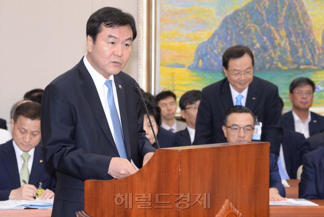 신제윤 금융위원장이 7일 오전 국회에서 열린 국회 정무위원회에  출석해 인사말을 하고 있다.이길동기자.gdlee@heraldcorp.com
신제윤 금융위원장이 7일 국회 정무위원회 전체회의에 참석, 업무보고를 하고 있다.
이길동 기자/gdlee@heraldcorp.com