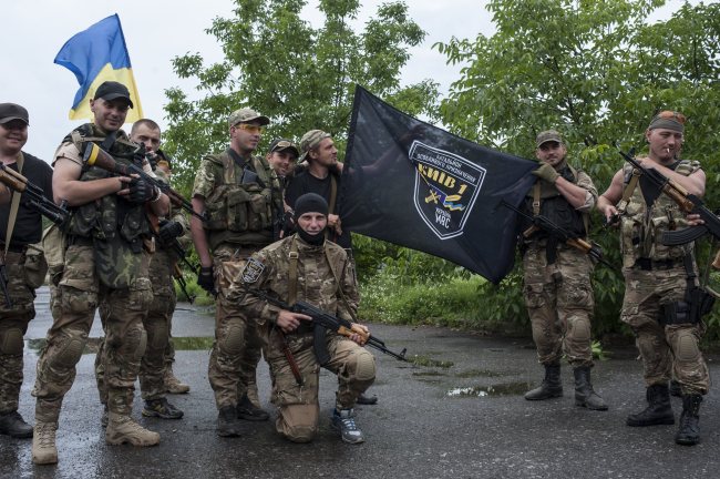 Ukrainian troops from special purpose battalion Kiev-1 pose for a photo in Slovyansk, eastern Ukraine, Sunday.   AP-Yonhap