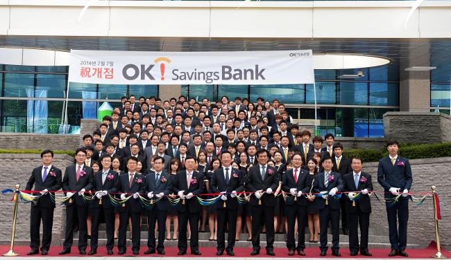 Apro Service Group executives attend a tape-cutting ceremony to mark the opening of OK Savings Bank and OK2 Savings Bank on Monday. The group, known for the leading private lender Rush & Cash, recently expanded its business by acquiring Yeju Savings Bank and Yenarae Savings Bank.   Apro Financial Group