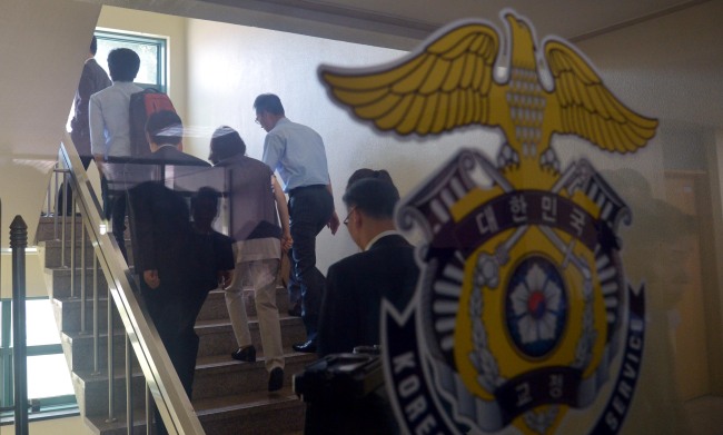 Judges from the Seoul Central District Court visit the Korea Correctional Service, where criminal suspects are detained, in a bid to better understand defendants’ situations in Seoul on Monday. This marked the first such visit since the district court’s establishment. Kim Myung-sub/The Korea Herald