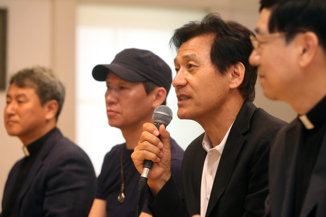 Actor Ahn Sung-ki speaks about a music video made by more than 20 celebrities to commemorate Pope Francis’ visit to Korea next month in a news conference at Myeongdong Cathedral in Seoul on Monday.   Yonhap