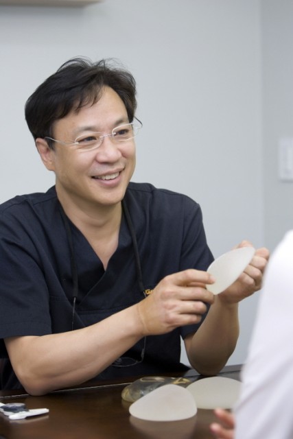 생기 있는 눈매교정으로 유명한 김재중성형외과