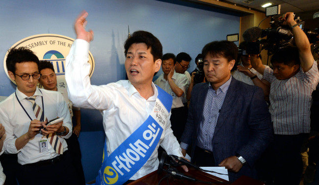 New Politics Alliance for Democracy member Heo Dong-jun (center) protests Ki Dong-min’s nomination for Seoul’s Dongjak-B constituency at the National Assembly on Tuesday.   Ahn Hoon/The Korea Herald