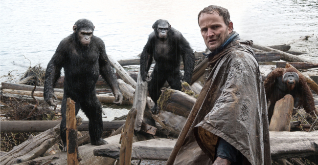 Jason Clarke (front) as Malcolm in a scene from the film “Dawn of the Planet of the Apes”   AP-Yonhap