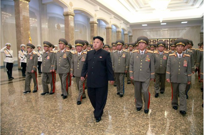 <YONHAP PHOTO-0772> epa04304610 A handout photograph provided by the Korean Central News Agency (KCNA) via Yonhap News Agency (YNA) shows North Korean leader Kim Jong-un (C) visiting the Kumsusan Palace of the Sun in Pyongyang, North Korea, 08 July 2014, to mark the 20th death anniversary of Kim Il-sung, his grandfather and the founder of the North Korean government. The mausoleum enshrines the mummified bodies of Kim Il-sung and Kim Jong-il, the current leader's father. EPA/KCNA / HANDOUT HANDOUT EDITORIAL USE ONLY/NO SALES/2014-07-08 13:22:31/ <저작권자 ⓒ 1980-2014 ㈜연합뉴스. 무단 전재 재배포 금지.>
A handout photograph provided by the Korean Central News Agency shows North Korean leader Kim Jong-un (center) visiting the Geumsusan Palace of the Sun in Pyongyang on Tuesday, to mark the 20th death anniversary of Kim Il-sung, his grandfather and the founder of the North Korean government.   EPA-Yonhap