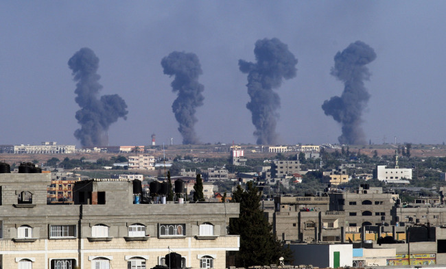 <YONHAP PHOTO-0029> Smoke rises following an Israeli air strike in Rafah town, in the southern Gaza, on July 7, 2014. Israeli air strikes killed six Hamas militants, in the Gaza Strip on Monday, the Islamist group said, in the deadliest attacks in a surge of violence exacerbated by the kidnapping and killing of three Israeli youths and a Palestinian teen. UPI/Ismael Mohamad/2014-07-08 01:07:03/ <저작권자 ⓒ 1980-2014 ㈜연합뉴스. 무단 전재 재배포 금지.>
Smoke rises following an Israeli air strike in Rafah, southern Gaza, Monday. Israeli air strikes killed six Hamas militants in the Gaza Strip, the Islamist group said, in the deadliest attacks in a surge of violence exacerbated by the kidnapping and killing of three Israeli youths and a Palestinian teen. (Related story on Page 2)   UPI-Yonhap