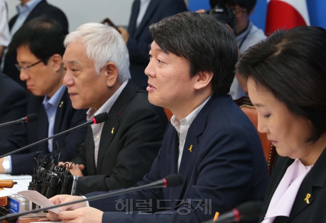 안철수 새정치민주연합 공동대표가 9일 오전 국회에서 열린 최고위원회의에서  모두발언을 하고 있다.이길동기자.gdlee@heraldcorp.com
안철수 새정치민주연합 공동대표가 9일 오전 국회에서 열린 최고위원회의에서  모두발언을 하고 있다.이길동기자.gdlee@heraldcorp.com
