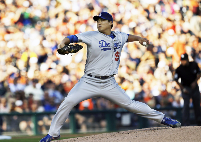 Los Angeles Dodgers pitcher Ryu Hyun-jin delivers in the first inning on Tuesday.   AP-Yonhap
