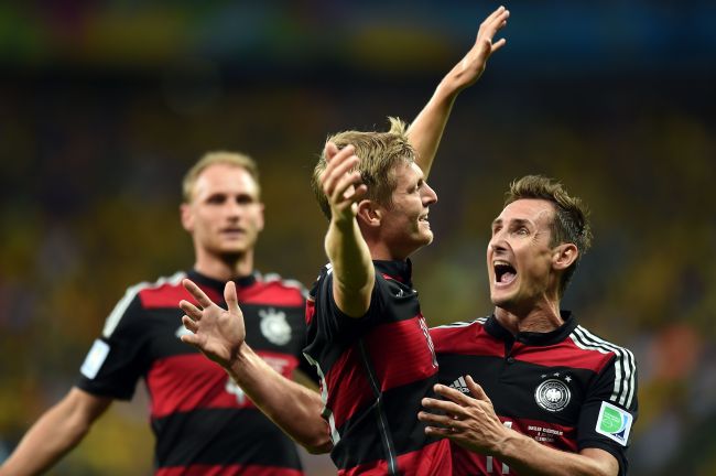 <YONHAP PHOTO-0129> TOPSHOTS..Germany's midfielder Toni Kroos celebrates after scoring during the semi-final football match between Brazil and Germany at The Mineirao Stadium in Belo Horizonte during the 2014 FIFA World Cup on July 8, 2014. AFP PHOTO / VANDERLEI ALMEIDA../2014-07-09 06:08:14/ <저작권자 ⓒ 1980-2014 ㈜연합뉴스. 무단 전재 재배포 금지.>
Germany’s Toni Kroos (center) celebrates his goal with Miroslav Klose (right) at the World Cup on Tuesday.   AFP-Yonhap