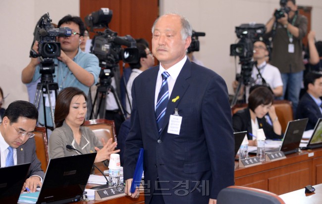 김명수 교육부장관후보자가 9일 오전 국회에서 열린 인사청문회에서 선서를 마친후 선서서를 제출하기위해   위원장석으로 향하고 있다.이길동기자.gdlee@heraldcorp.com
인사청문회 나선 김명수 후보자