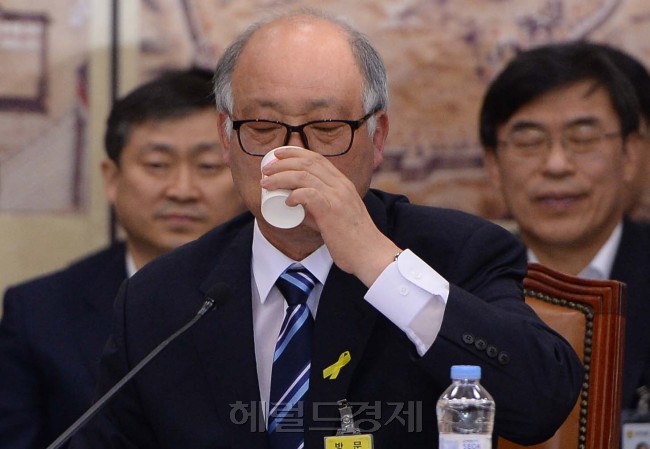 김명수 교육부장관후보자가 9일 오전 국회에서 열린 인사청문회에서 답변도중 물을 마시고 있다.이길동기자.gdlee@heraldcorp.com