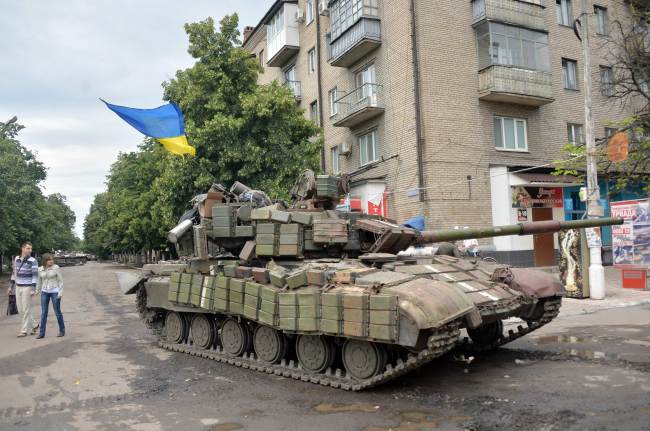 A Ukrainian tank patrols the eastern Ukrainian city of Slavyansk on Tuesday.   AFP-Yonhap