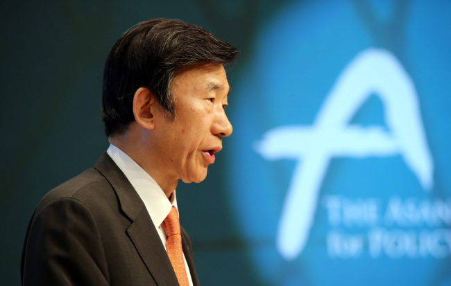 Foreign Minister Yun Byung-se speaks at a forum at the Asan Institute for Policy Studies in Seoul, Wednesday.   Yonhap