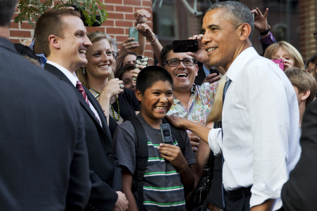 U.S. President Barack Obama greets an enthusiastic crowd during an impromptu walk down 15th Street after having dinner at Wazee Supper Club in Denver, Colorado, Tuesday.   AP-Yonhap