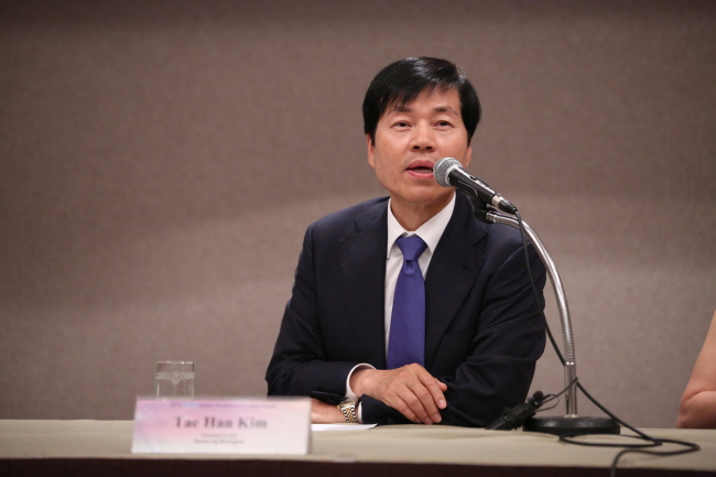 Kim Tae-han, president and CEO of Samsung Biologics, speaks during a press conference in Seoul on Tuesday.   Ministry of Food and Drug Safety