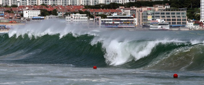 Strong waves pound the coastline at Haeundae, Busan, Wednesday. A typhoon warning took effect in areas off the southern coast from 10:30 a.m.   Yonhap
