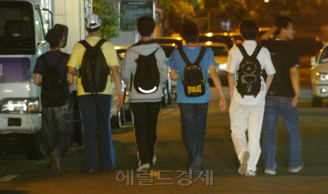 내신 고1 학원으로---내신을 강화하면서 오히려 죽어가던 동네 학원들까지 되살아나는 경향을 보이고 있는 가운데 서울 대치동 학원가에는 늦은시간 과외교습을 마치고 나온 학생들---김동훈기자 dhk@
내신 고1 학원으로---내신을 강화하면서 오히려 죽어가던 동네 학원들까지 되살아나는 경향을 보이고 있는 가운데 서울 대치동 학원가에는 늦은시간 과외교습을 마치고 나온 학생들---김동훈기자 dhk@
내신 고1 학원으로---내신을 강화하면서 오히려 죽어가던 동네 학원들까지 되살아나는 경향을 보이고 있는 가운데 서울 대치동 학원가에는 늦은시간 과외교습을 마치고 나온 학생들---김동훈기자 dhk@