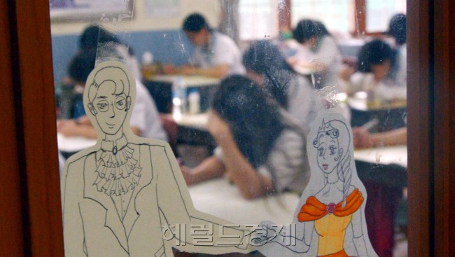 고3 전국연합학력평가가 실시된 10일 오전 서울 종로구 필운동 배화여고에서 학생들이 시험을 치고 있다. 창문에 붙여 놓은 왕자와 공주의 그림이 고3학생들의 먼 미래를 의미하는 듯 하다.<br />김명섭 기자 msiron@heraldcorp.com
고3 전국연합학력평가가 실시된 10일 오전 서울 종로구 필운동 배화여고에서 학생들이 시험을 치고 있다. 창문에 붙여 놓은 왕자와 공주의 그림이 고3학생들의 먼 미래를 의미하는 듯 하다.
김명섭 기자 msiron@heraldcorp.com
고3 전국연합학력평가가 실시된 10일 오전 서울 종로구 필운동 배화여고에서 학생들이 시험을 치고 있다. 창문에 붙여 놓은 왕자와 공주의 그림이 고3학생들의 먼 미래를 의미하는 듯 하다.
김명섭 기자 msiron@heraldcorp.com