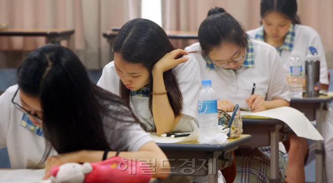 고3 전국연합학력평가가 실시된 10일 오전 서울 종로구 필운동 배화여고에서 학생들이 시험을 치고 있다.<br />김명섭 기자 msiron@heraldcorp.com
고3 전국연합학력평가가 실시된 10일 오전 서울 종로구 필운동 배화여고에서 학생들이 시험을 치고 있다.
김명섭 기자 msiron@heraldcorp.com
고3 전국연합학력평가가 실시된 10일 오전 서울 종로구 필운동 배화여고에서 학생들이 시험을 치고 있다.
김명섭 기자 msiron@heraldcorp.com