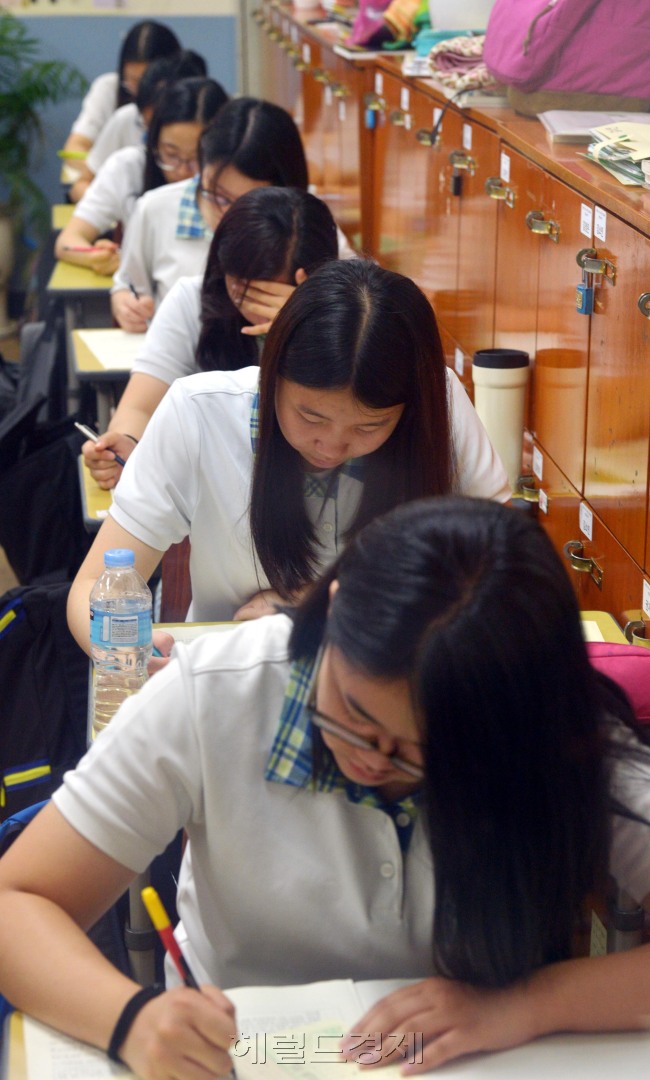 고3 전국연합학력평가가 실시된 10일 오전 서울 종로구 필운동 배화여고에서 학생들이 시험을 치고 있다.<br />김명섭 기자 msiron@heraldcorp.com
고3 전국연합학력평가가 실시된 10일 오전 서울 종로구 필운동 배화여고에서 학생들이 시험을 치고 있다.
김명섭 기자 msiron@heraldcorp.com
고3 전국연합학력평가가 실시된 10일 오전 서울 종로구 필운동 배화여고에서 학생들이 시험을 치고 있다.
김명섭 기자 msiron@heraldcorp.com