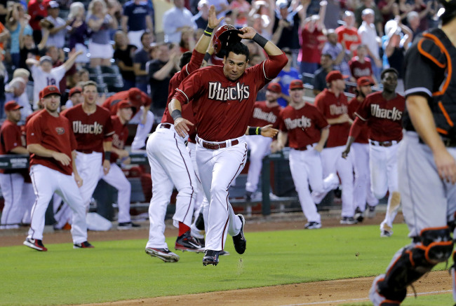 The Arizona Diamondbacks’ David Peralta scores the game-winning run against the Miami Marlins in the 10th inning on Wednesday.   AP-Yonhap