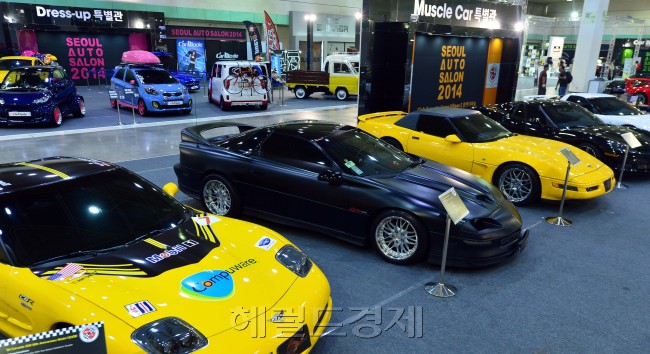 ‘2014 서울오토살롱’이 7월10일부터 13일까지 서울 강남구 삼성동 코엑스C홀에서 열린다.<br /> 올해로 11회를 맞은 국내 최대 규모의 자동차 애프터마켓 전문전시회인 서울오토살롱에는<br /> 150여 개 업체가 참여해 자동차부품, 액세서리,튜닝카 등을 전시한다. <br /><br />윤병찬기자/yoon4698@heraldcorp.com
‘2014 서울오토살롱’이 7월10일부터 13일까지 서울 강남구 삼성동 코엑스C홀에서 열린다.
올해로 11회를 맞은 국내 최대 규모의 자동차 애프터마켓 전문전시회인 서울오토살롱에는
150여 개 업체가 참여해 자동차부품, 액세서리,튜닝카 등을 전시한다.
윤병찬기자/yoon4698@heraldcorp.com